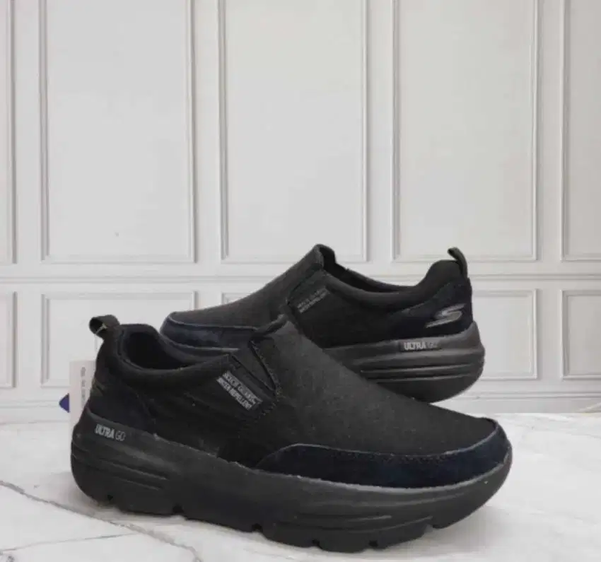 Sepatu skecher pria