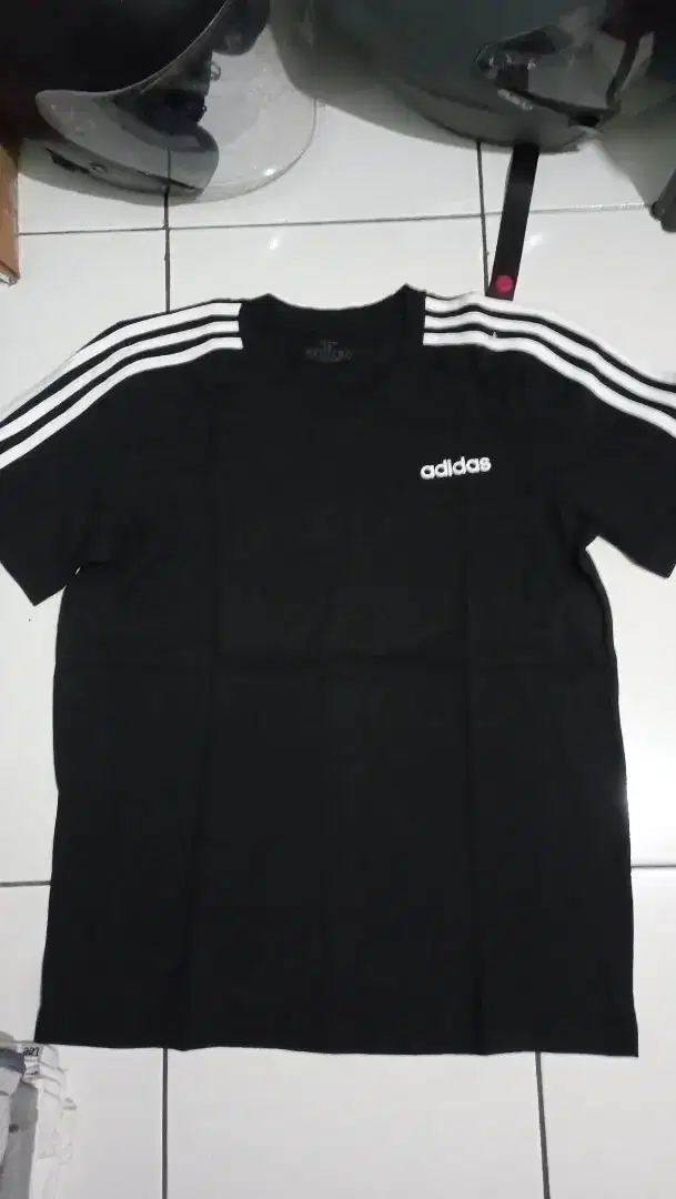 Adidas size m,LD: 50cm,kondisi baru,jual 150k