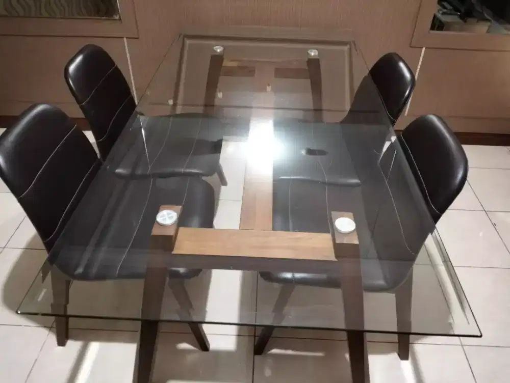 Meja makan besar kaca
