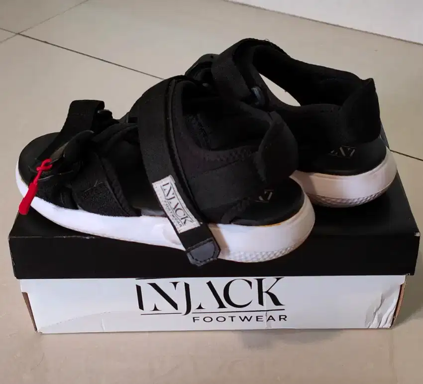 Sepatu sendal merk Injack