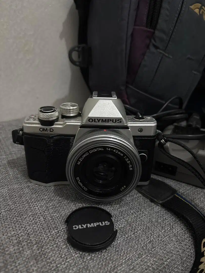 Kamera Mirorless Olympus EM-10 Mark 2