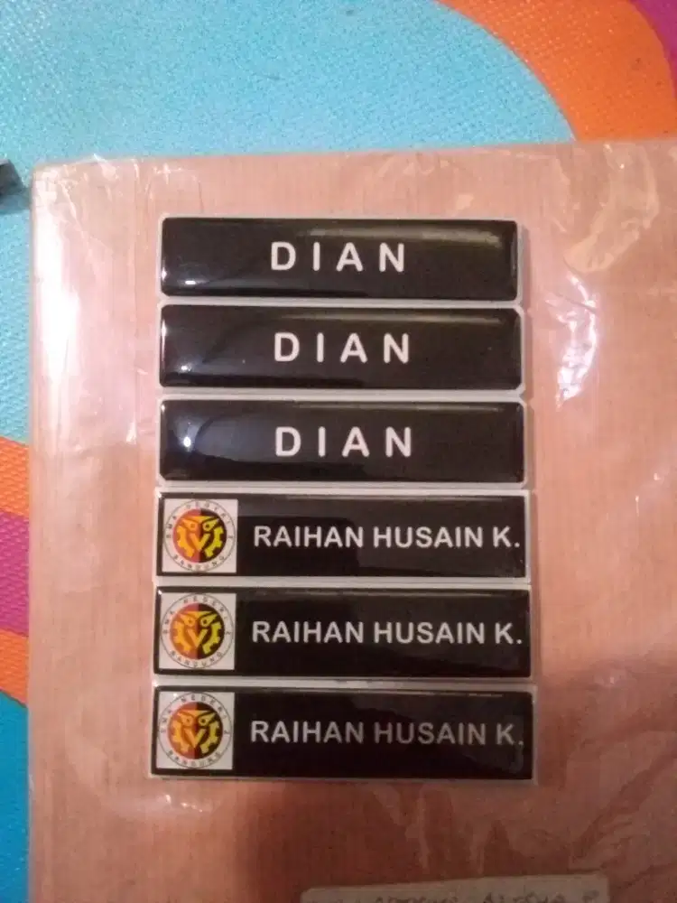 Nametag akrilik dilapis resin