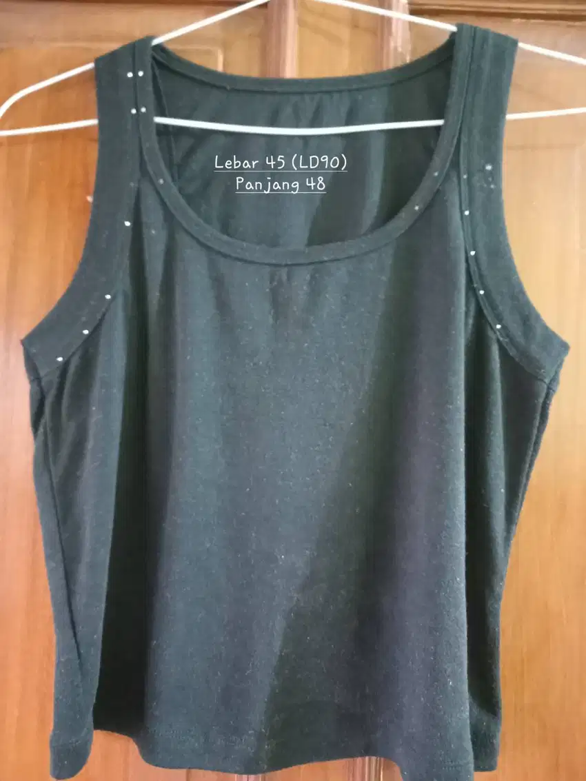 Kaos dalam tank top warna hitam