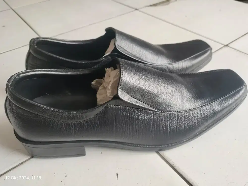 Sepatu kulit asli pria