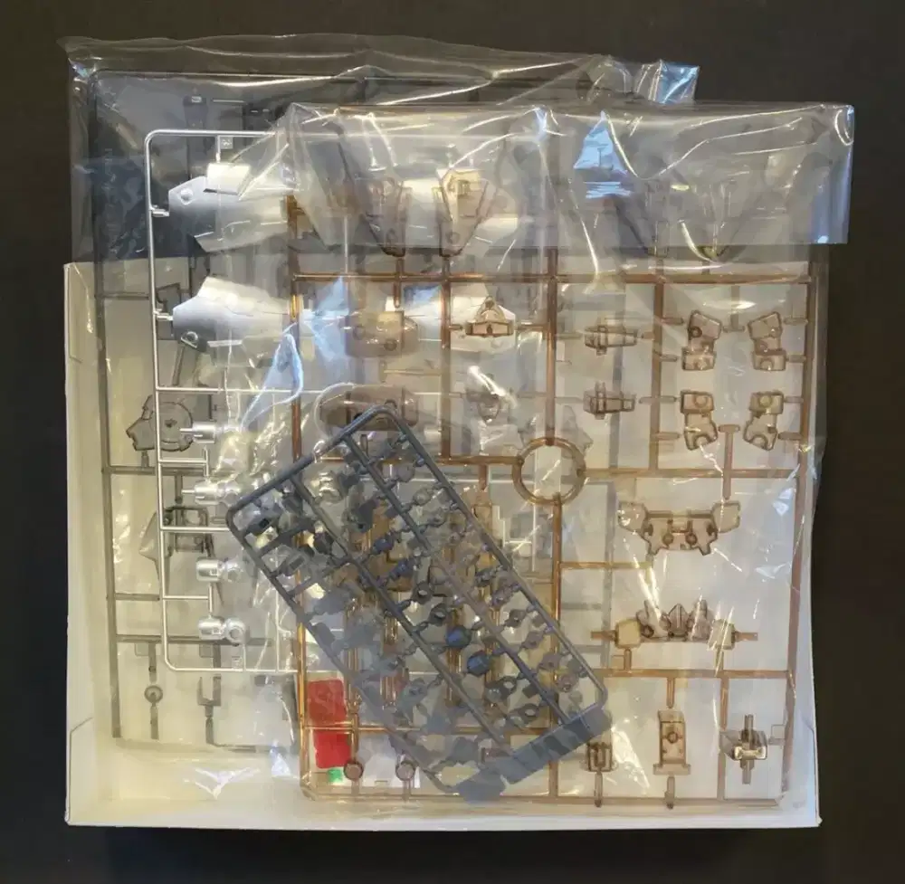 Bandai gundam clear version, diecast