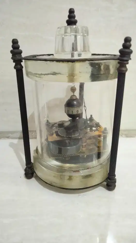 Jam pilar mesin waktu antik barang kolektor