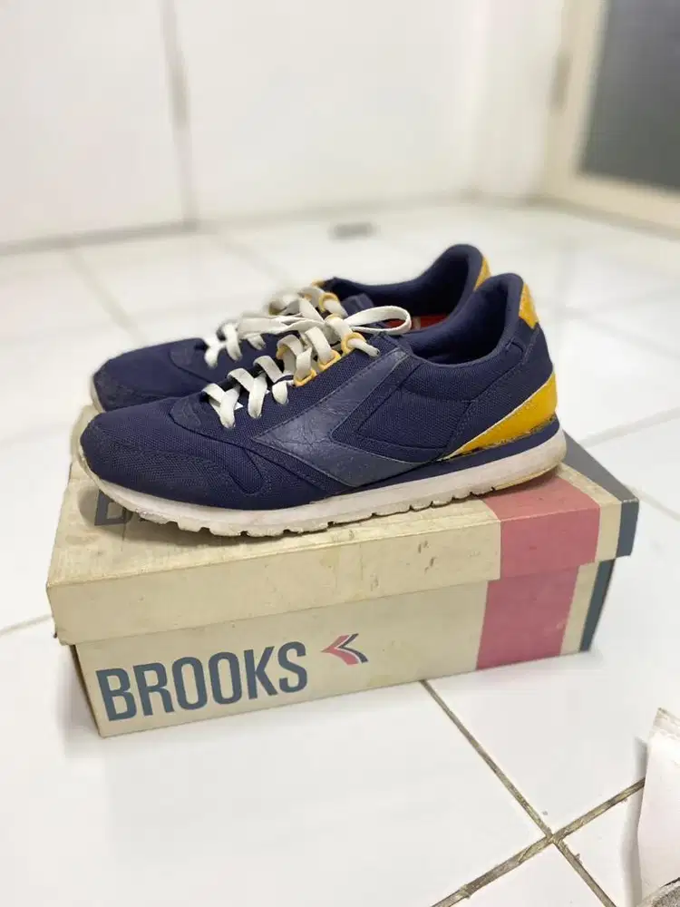 Sepatu Running Brooks