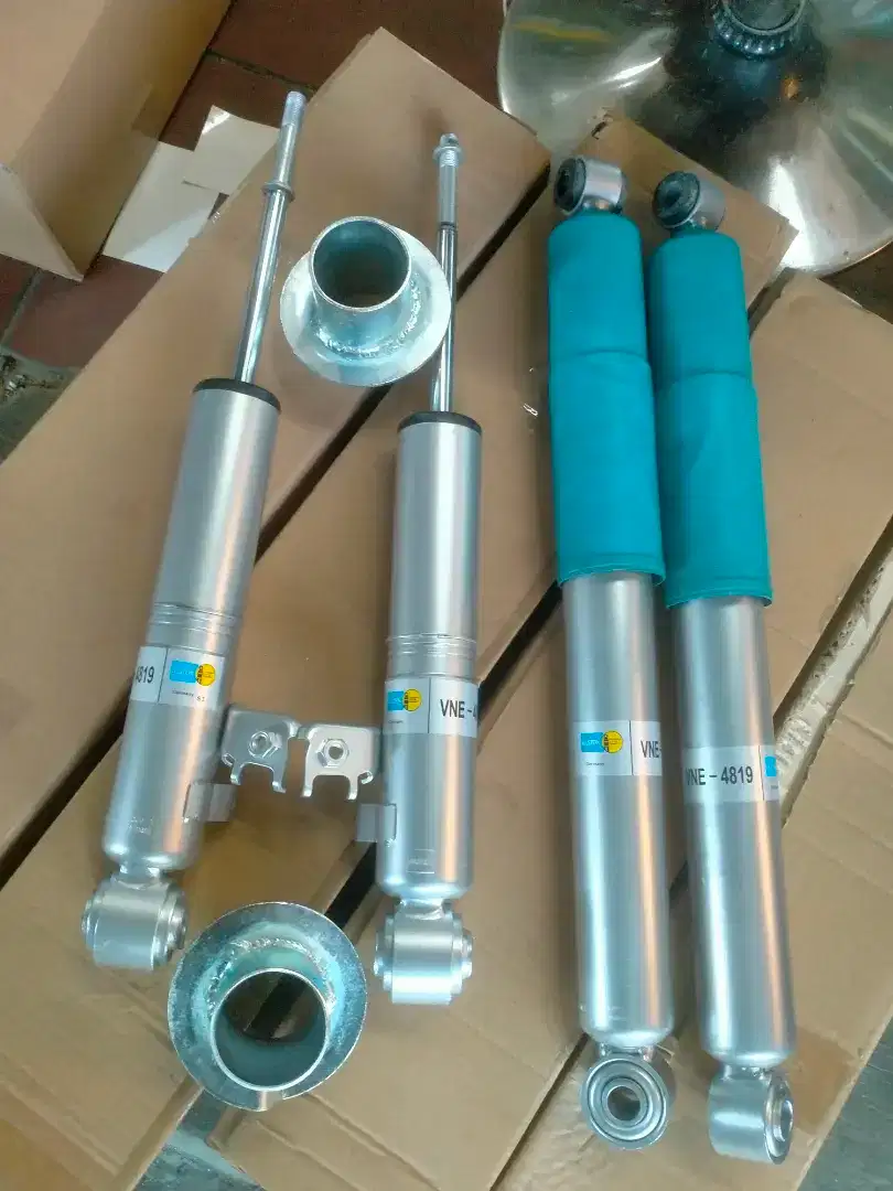 Shock absorber bilstein buat mobil Mitsubishi Pajero sport depan blk