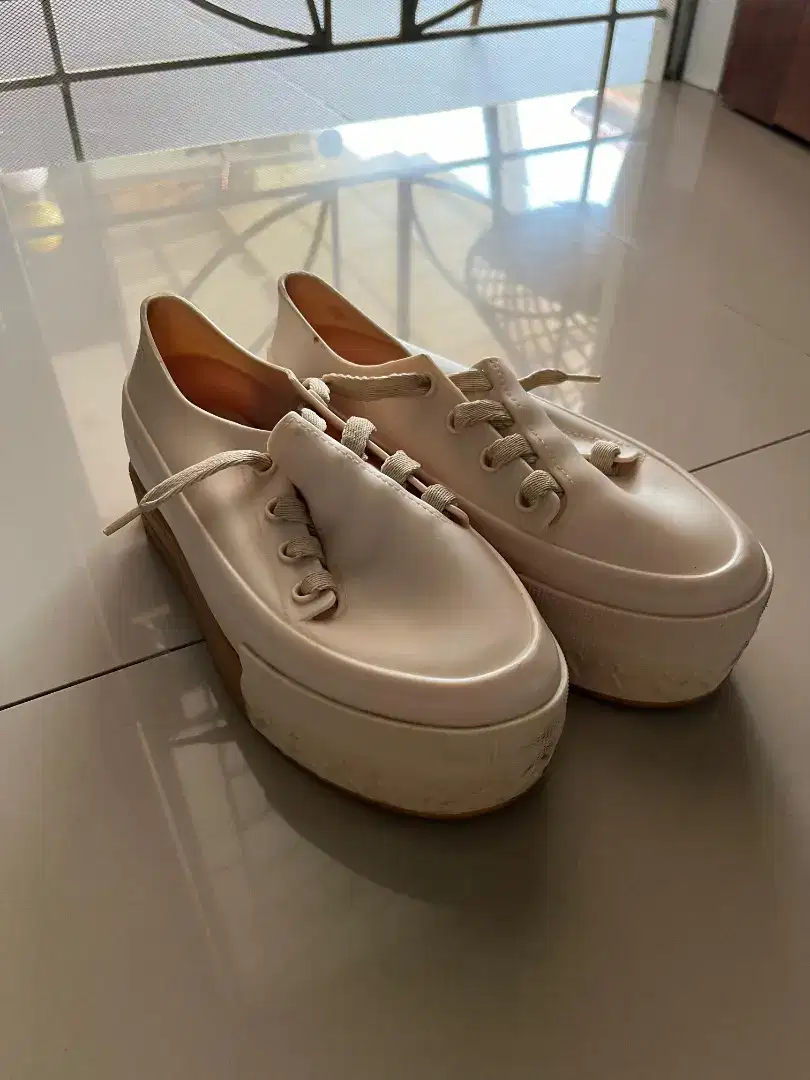 Sepatu Melissa warna Putih