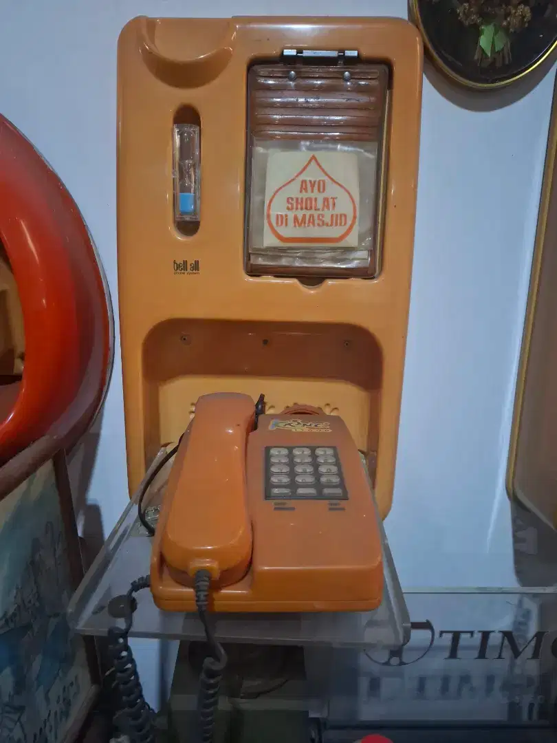 Telepon dinding set terdiri dari tempat dan telepon warna orange