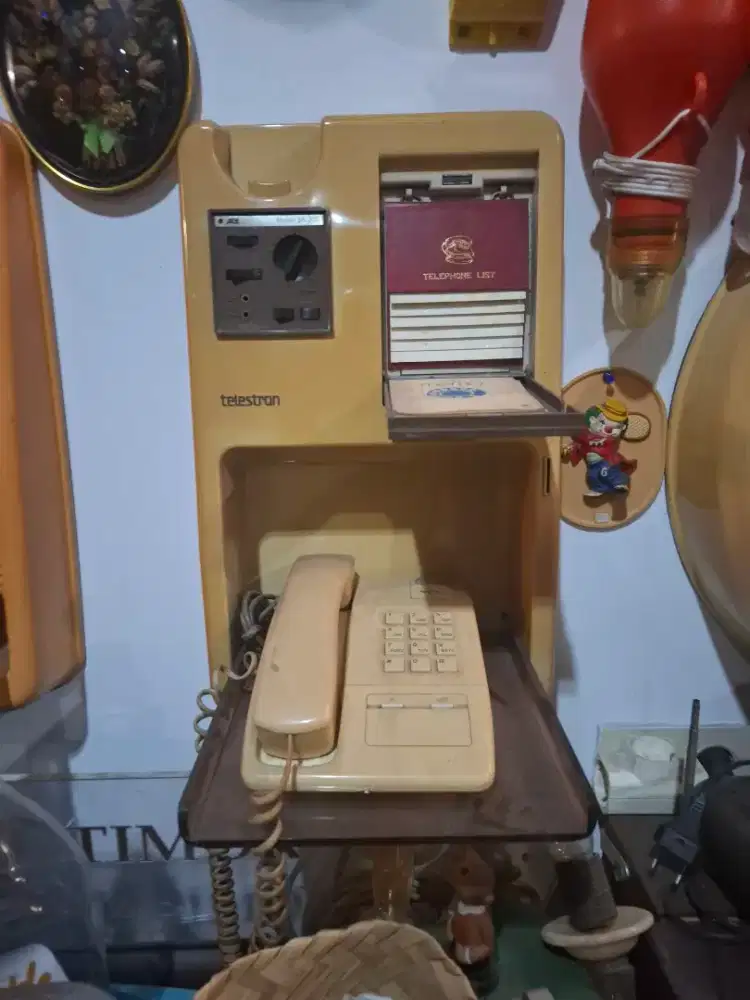 Telepon dinding set terdiri dari tempat dan telepon warna kuning