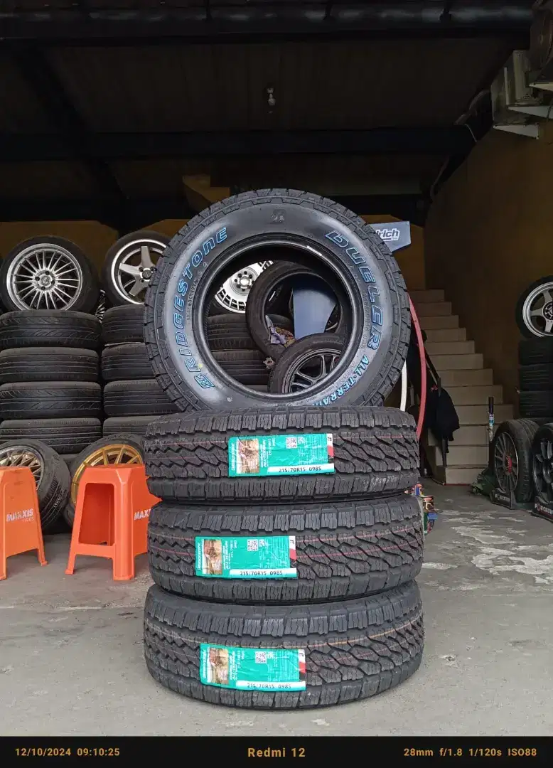 Ban bridgestone dueller at002. 215 70 15
