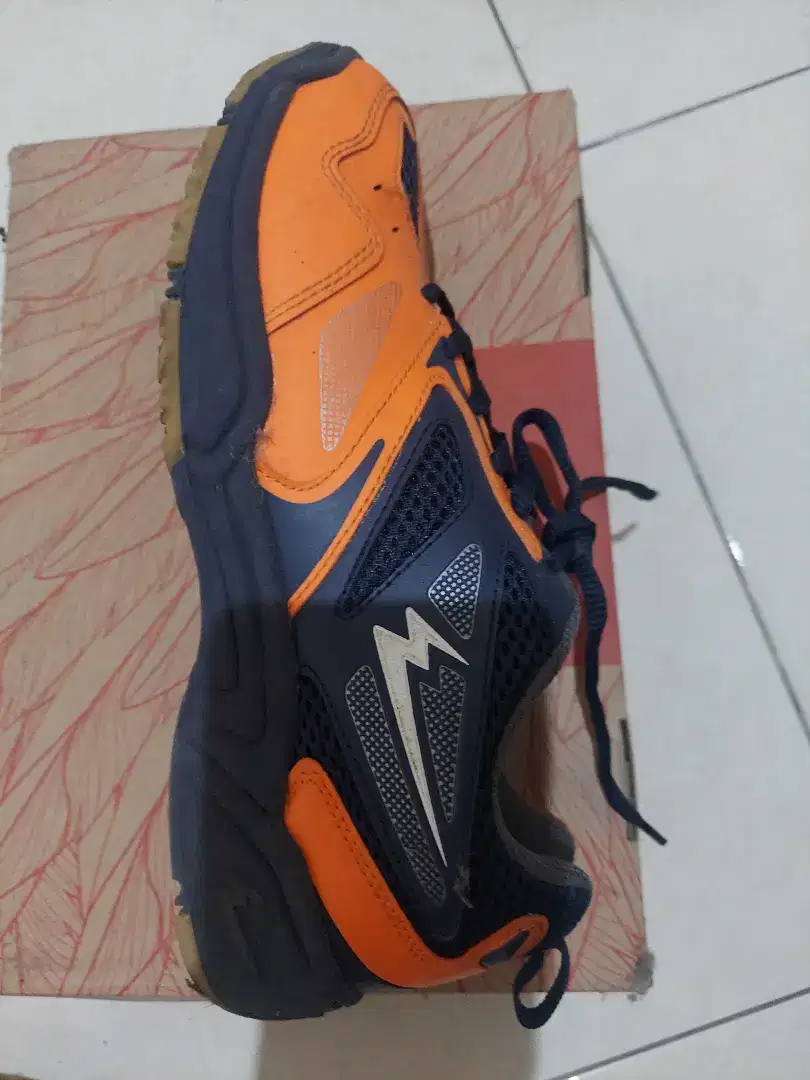 Sepatu badminton eagle 39