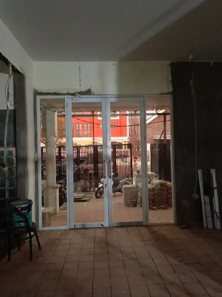 Tukang pintu alumunium kaca