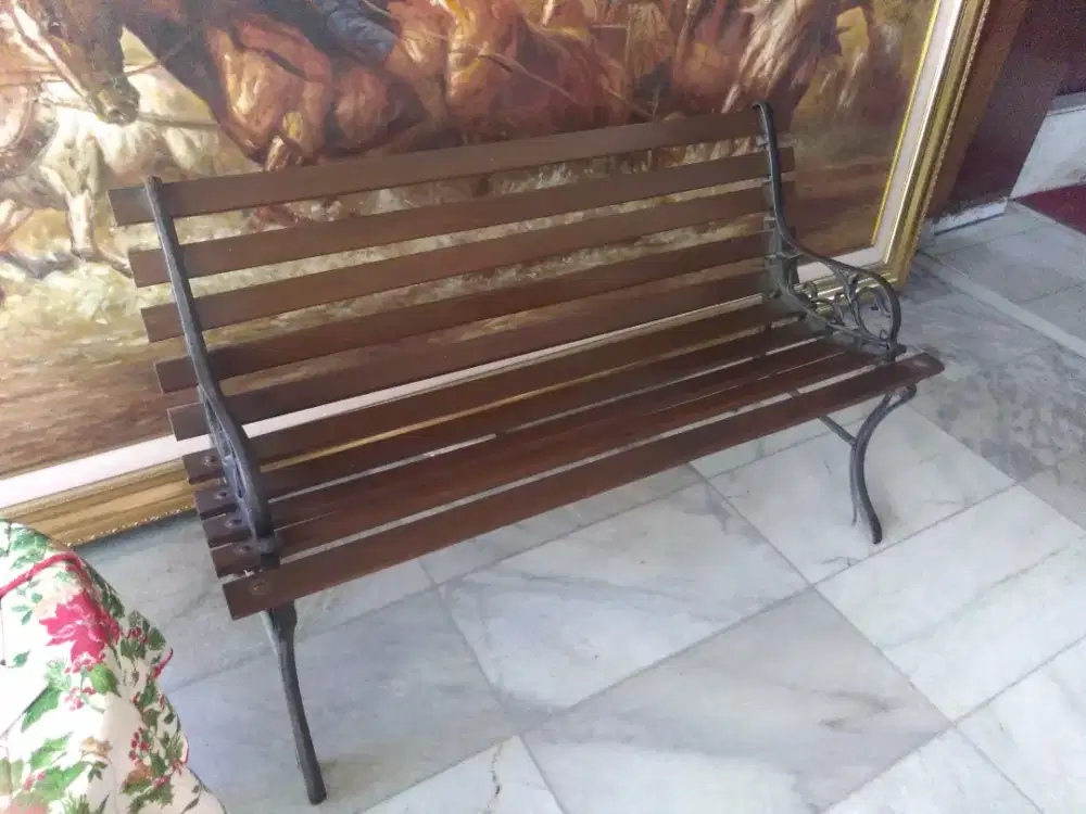 Bangku kayu panjang kuno lawas