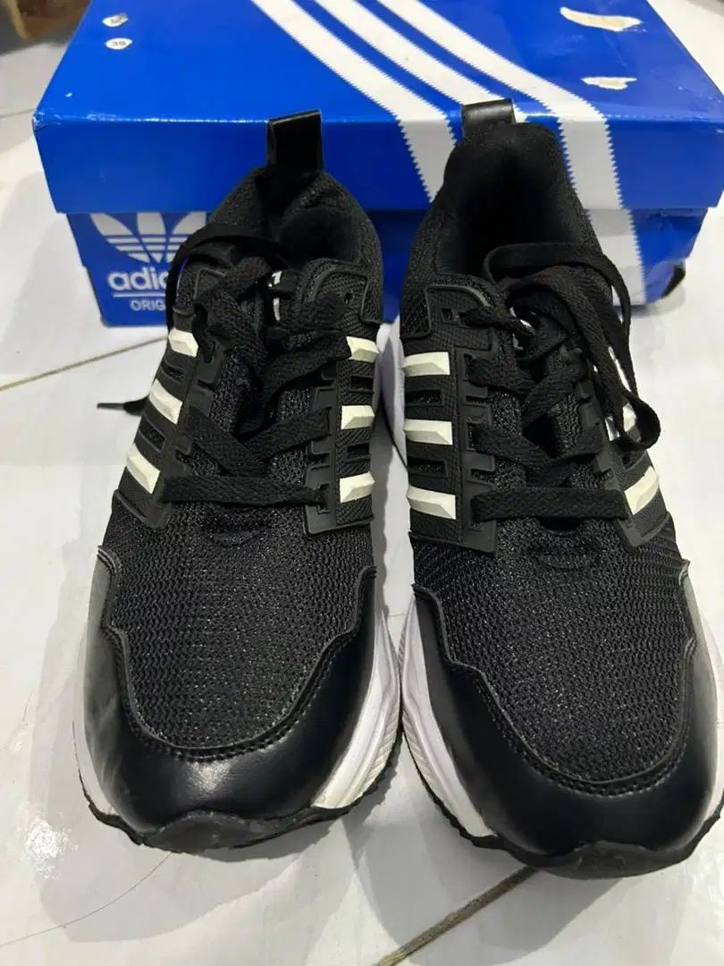 Sepatu Adidas Hitam kombi