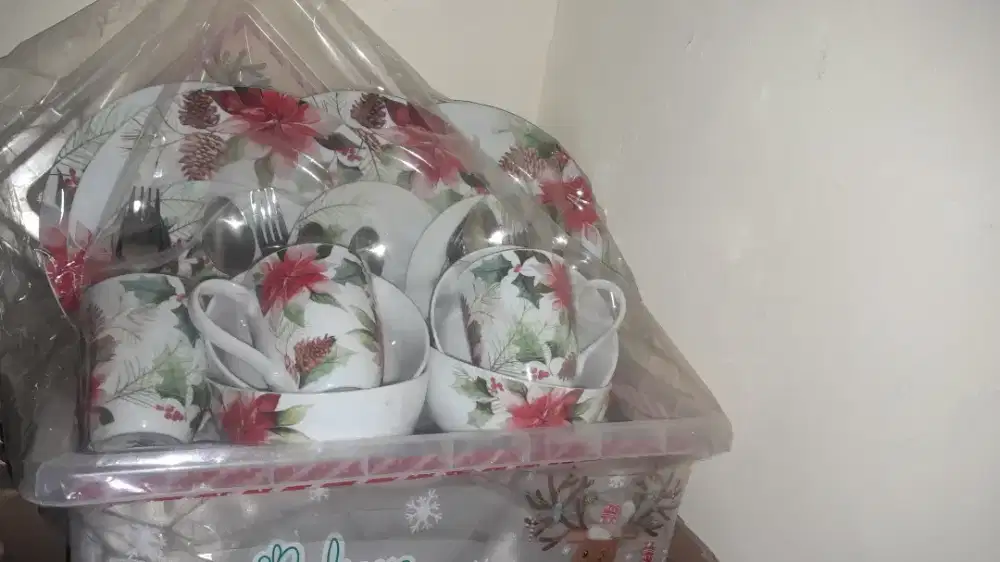 Dijual satu set perlengkapan makan.