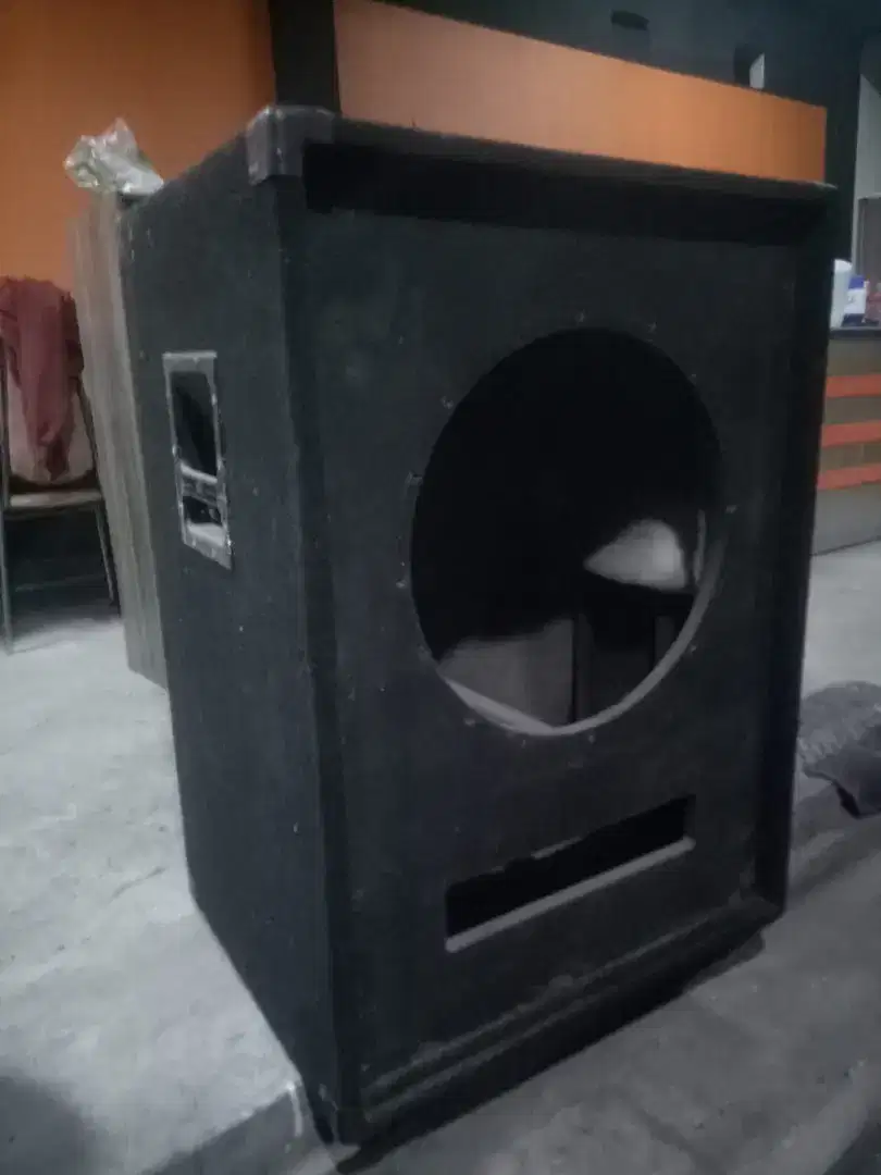 Box speaker pasif 18