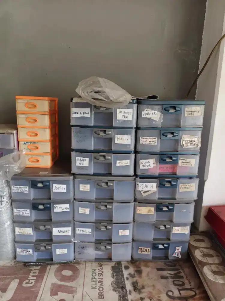 Container laci merek lion star