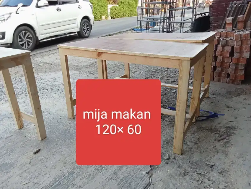 Meja makan minimalis