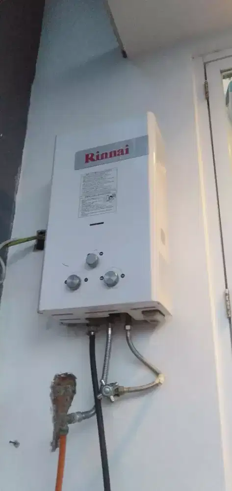 Tukang listrik dan pompa air