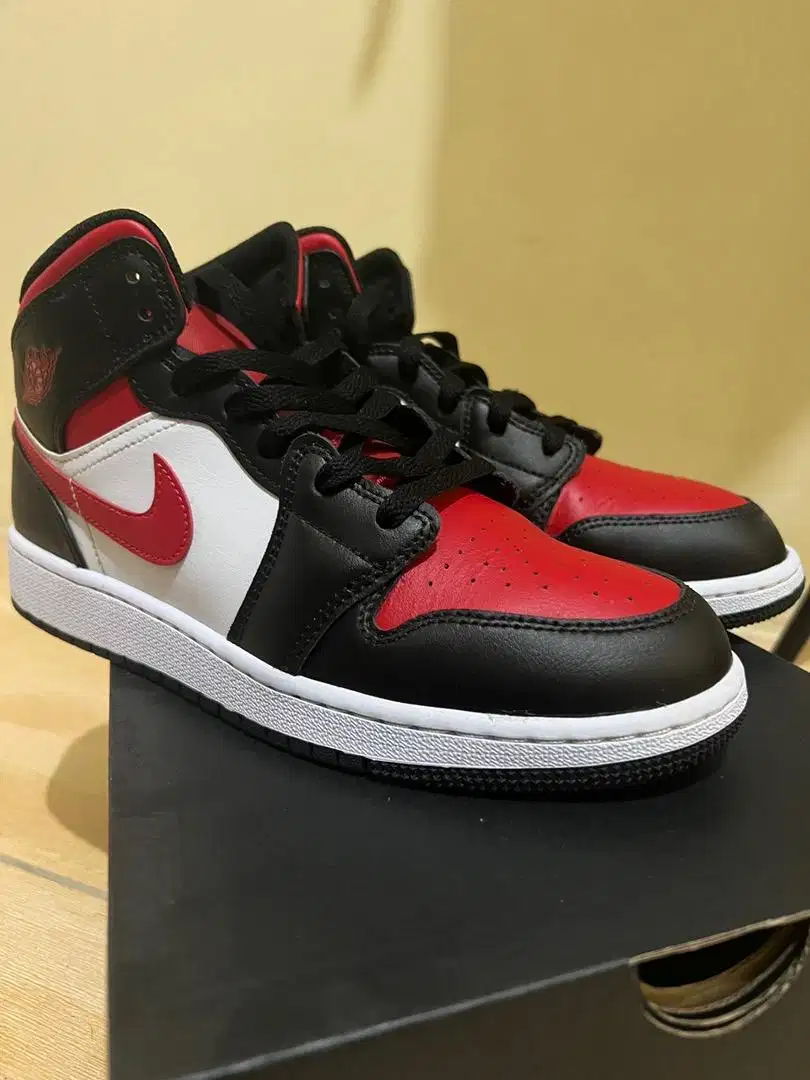 Air Jordan 1 Mid GS Black Fire Red