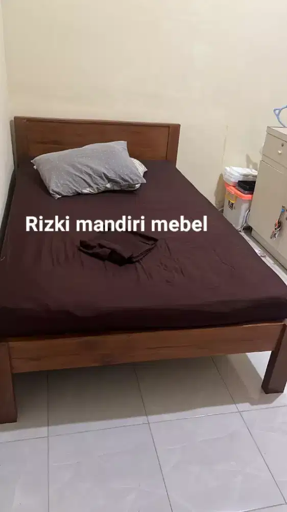 Tempat tidur minimalis