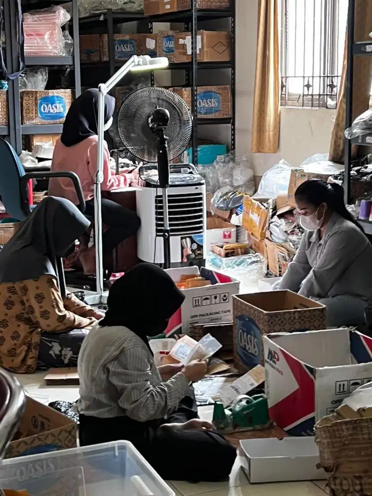 Dibutuhkan KARYAWATI untuk packing online shop Jakarta Pusat