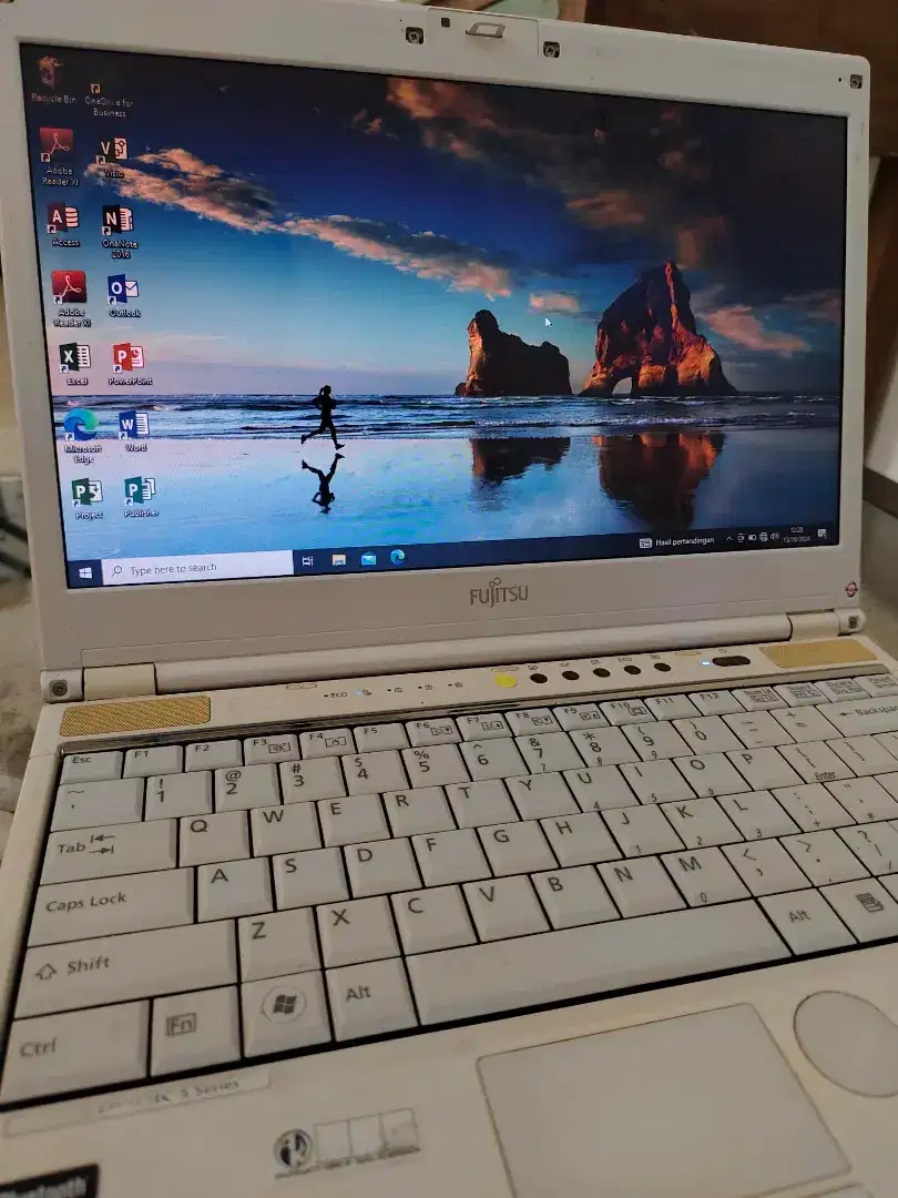 Laptop Fujitsu Sh 560 core I7 ram 4gb siap pakai