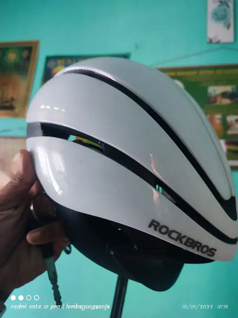 Helm sepeda gunung atau road bike