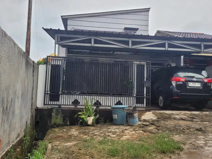 Rumah 2 Lantai berda di lingkungan perumahan