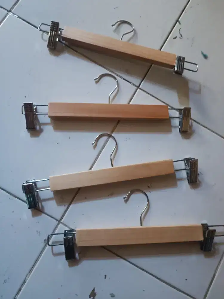 Hanger kayu jepitan murah