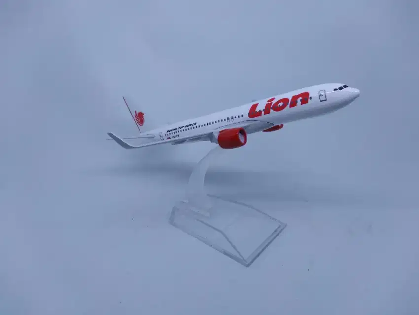 Miniatur pesawat lion Garuda Indonesia