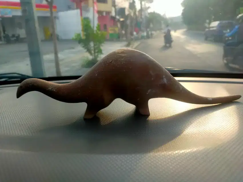 Patung dino saurus warna coklat edition