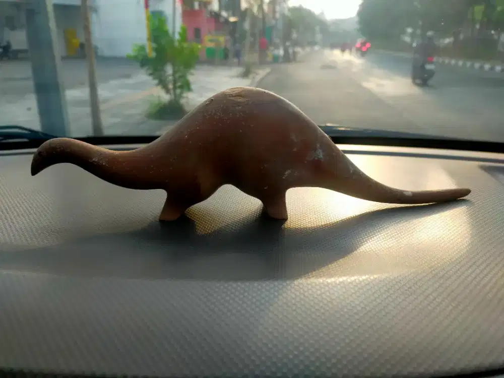 Miniatur patung Dino saurus coklat