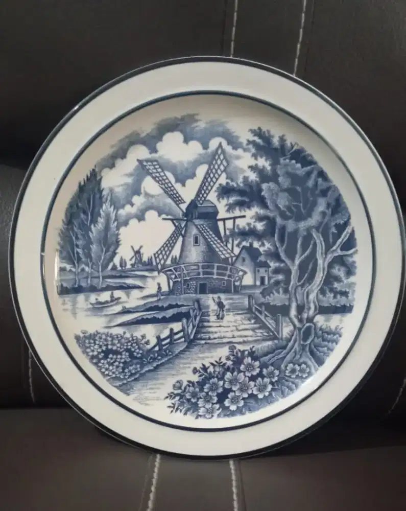 Piring keramik antik