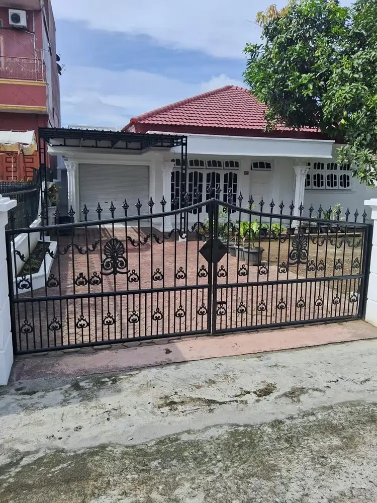 Dijual Cepat - Rumah Klasik Kokoh Siap Huni, SHM, Lokasi Strategis