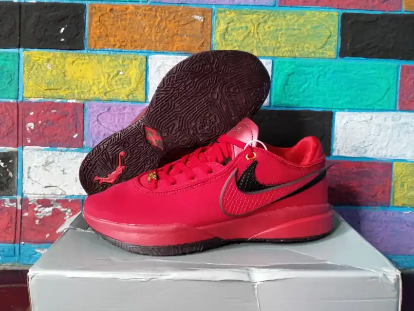 Sepatu basket nike lebron 20 Liverpool