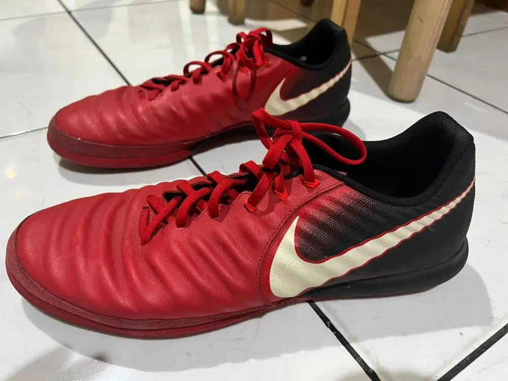 Sepatu Bola Tempo Klasik