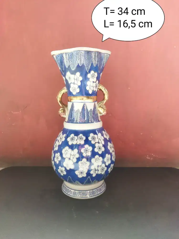 Guci biru putih motif kembang