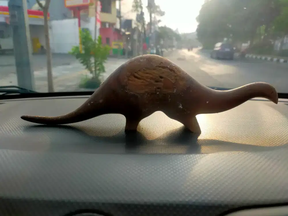 Patung dino saurus warna coklat