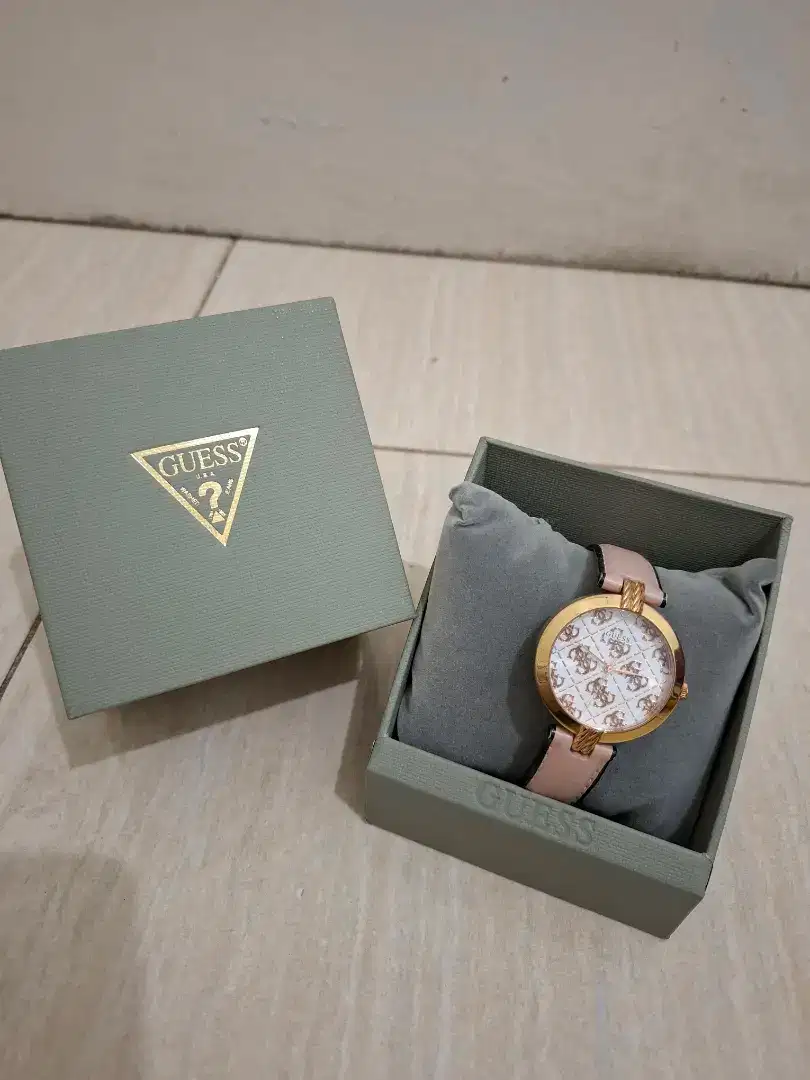 Guess watch woman