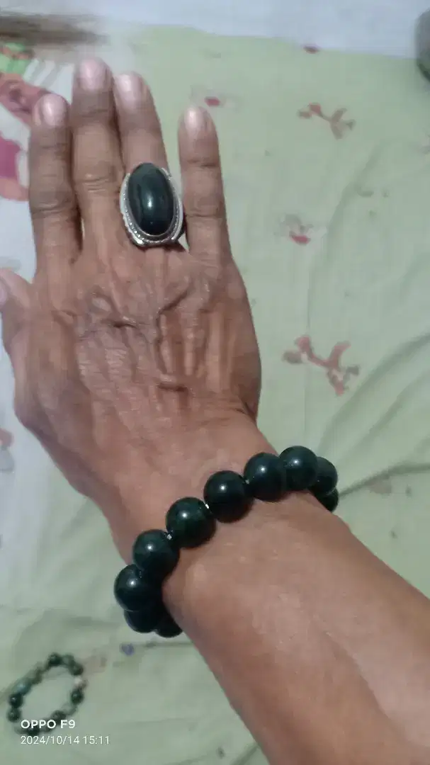 Gelang bahan batu. Ada 3 gelang