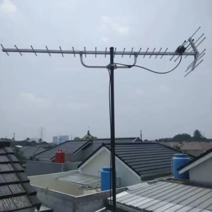 Teknisi Pasang Baru Antena Tv Digital Outdoor