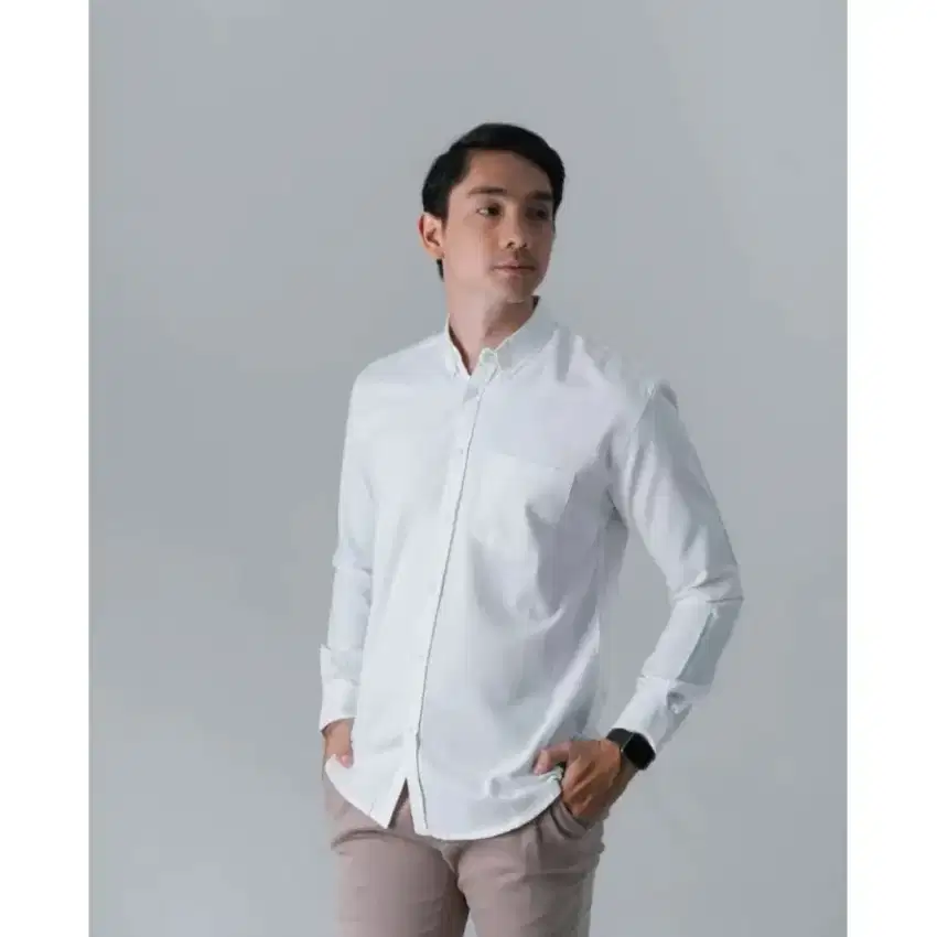 Kemeja polos katun putih pria