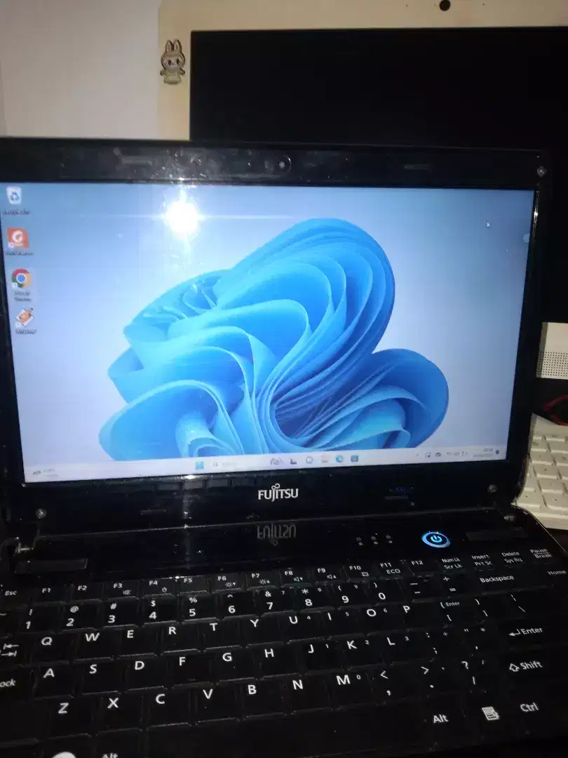 Di jual apa adanya laptop fujitsu core i3