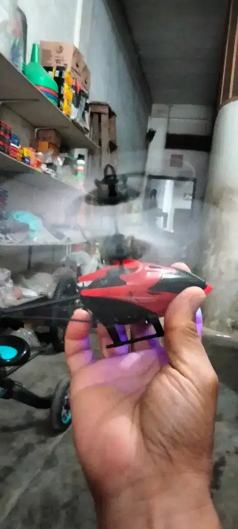 Helikopter mainan anak-anak pake remote kontrol.