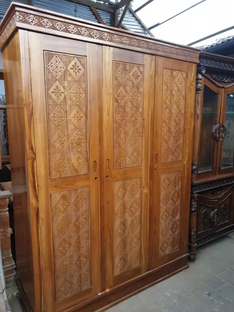 Lemari majapahit 3 pintu