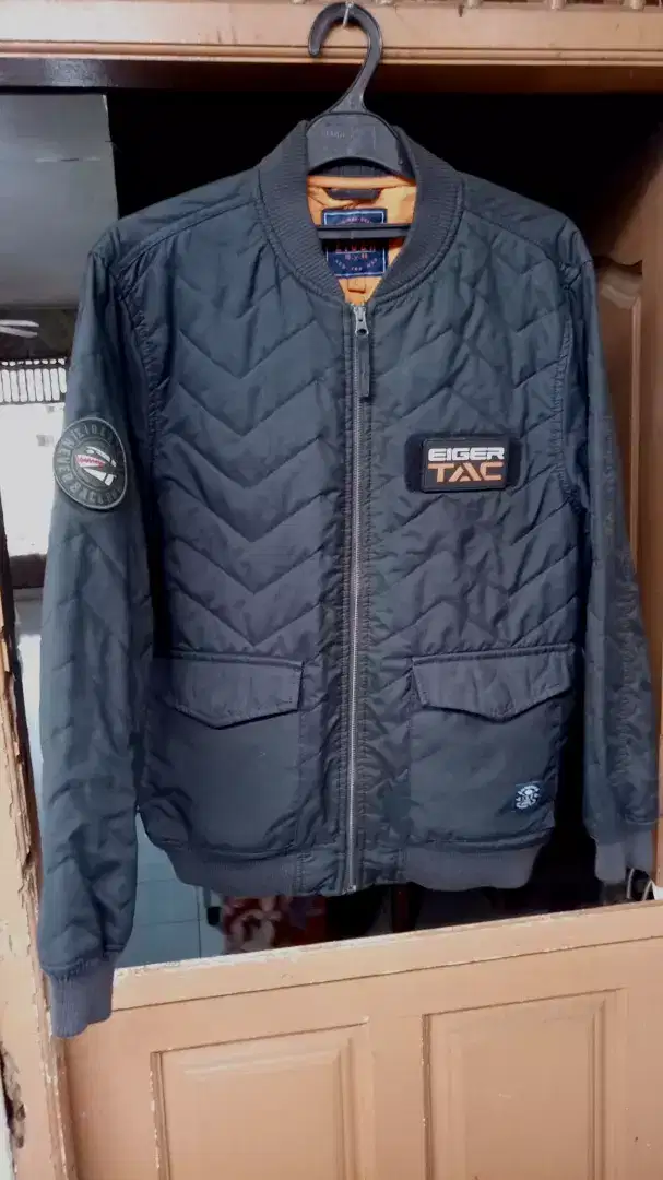 Jaket eiger bomber size L original black
