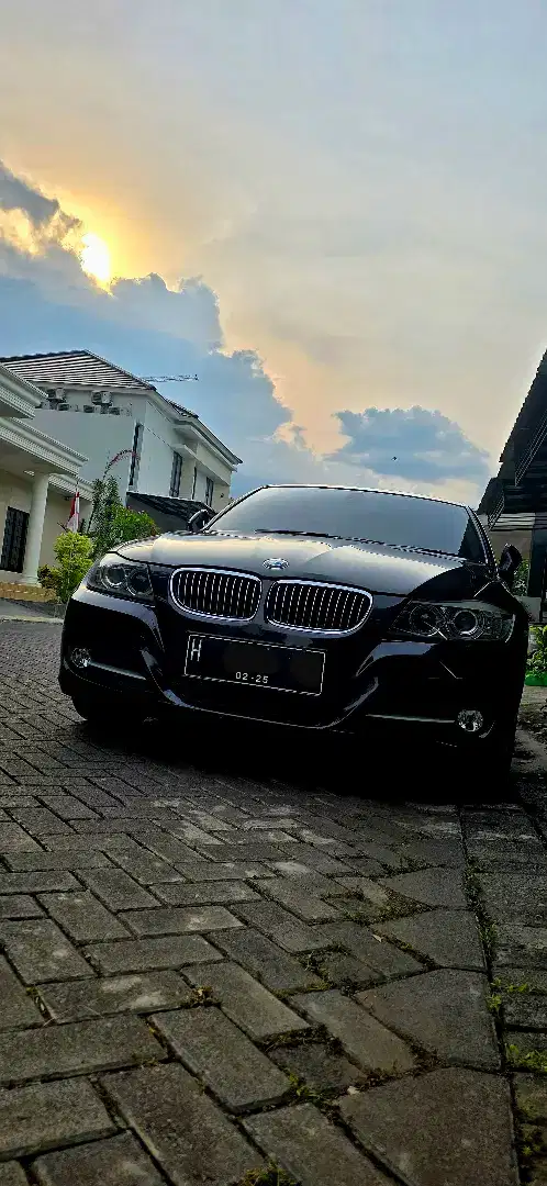 DIJUAL BMW E90 LCI 320i 2012 Hitam terawat